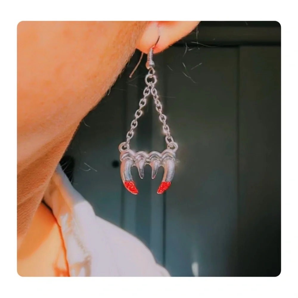 ★ Vintage Y2K Vampire Fangs Dangling Earrings - Silver/Red ★ - Picture 15 of 15